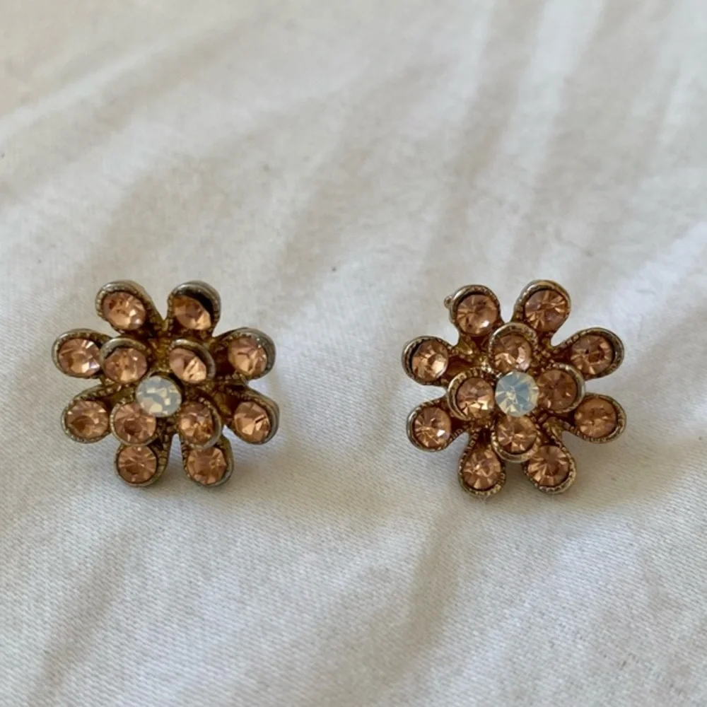 FLOWER STUD EARRINGS‎